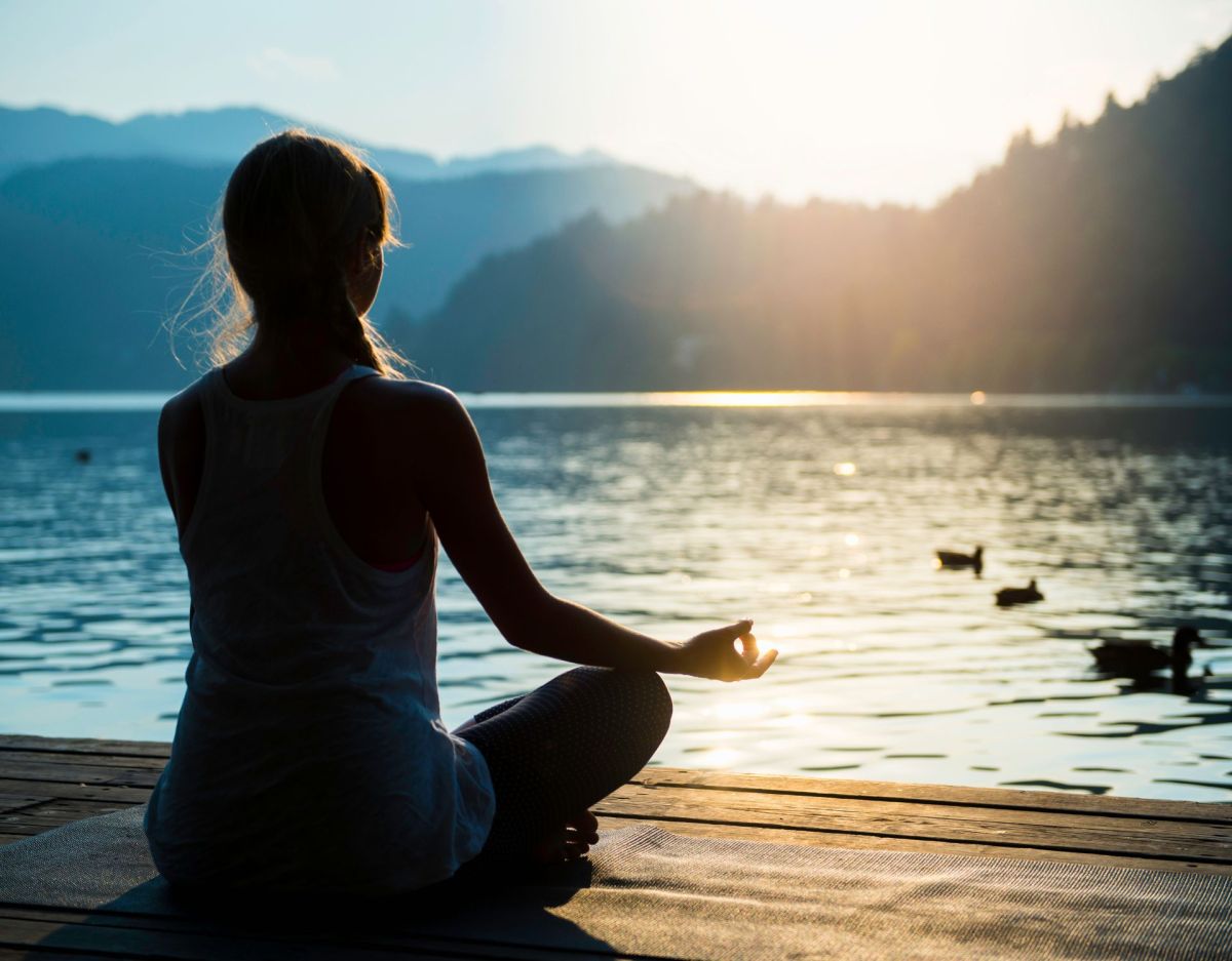 Frau Meditation am Wasser Schlafstörungen