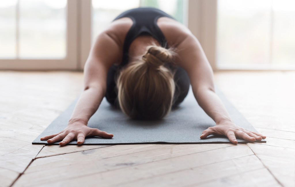 Frau beim Yoga