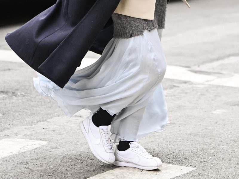 Streetstyle mit weißen Nike Sneaker