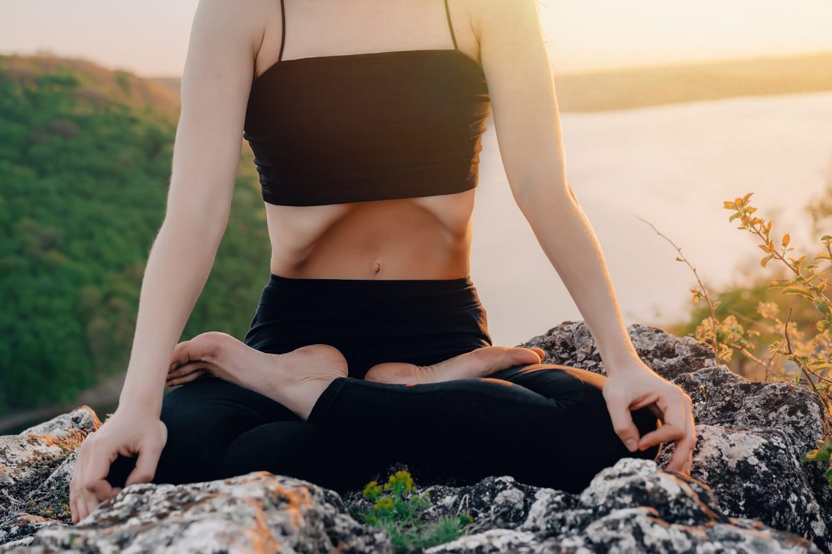 Wenn du Kapalabhati in deine morgendliche Meditation integrierst, bist du aufgeweckter für den Tag.