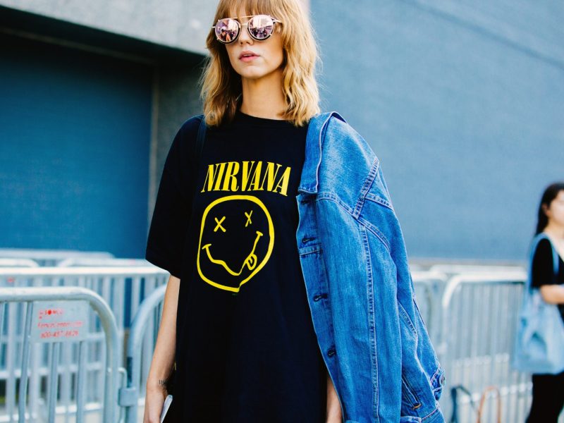 Indie Sleaze: Frau mit Nirvana Shirt