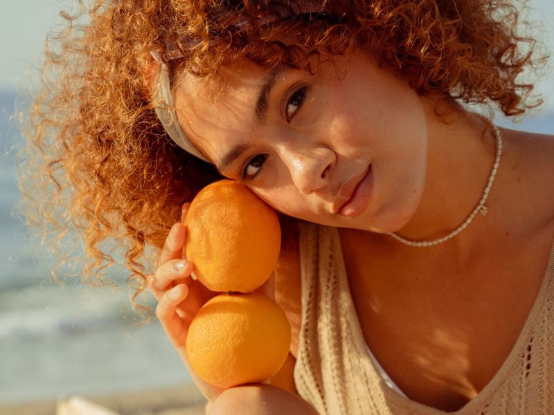 Frau Strand Orange Sommer Aperol