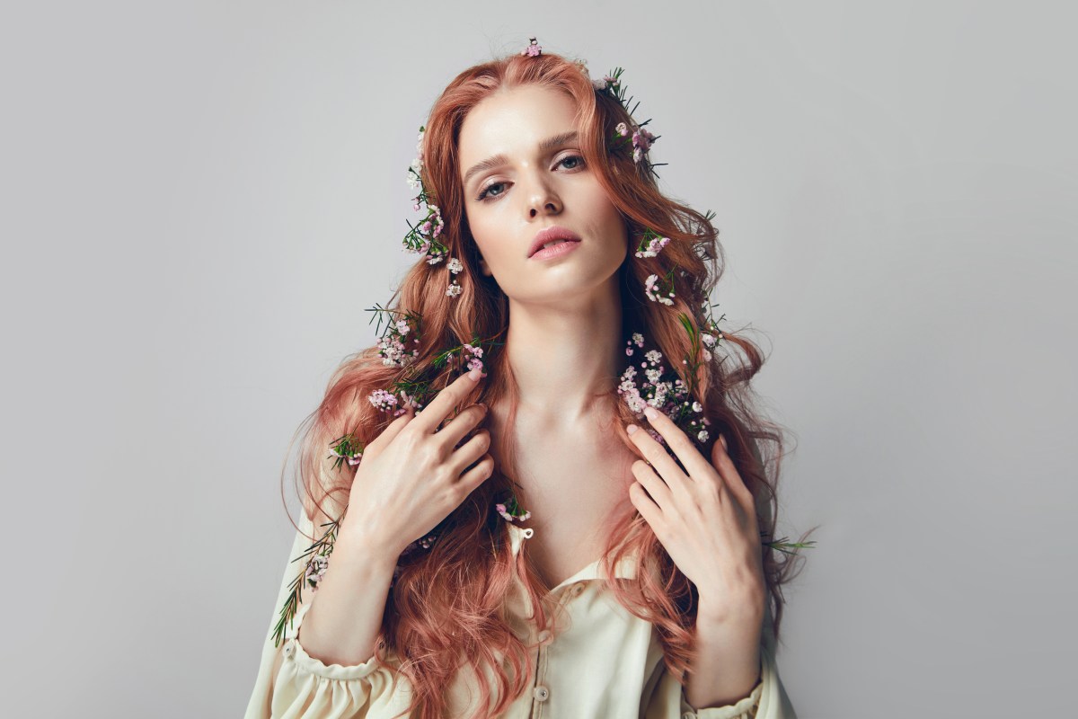 Frau mit Blumen im Haar