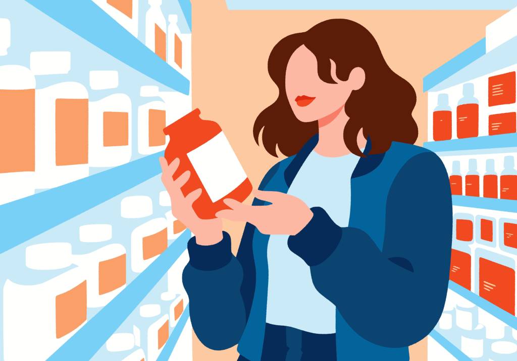 Frau räumt Regal ein