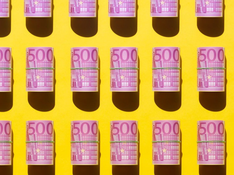 500-Euro-Scheine auf gelbem Hintergrund.