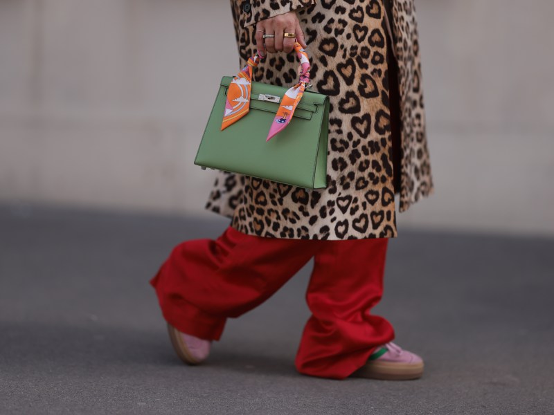 Frau mit pinken Schuhen