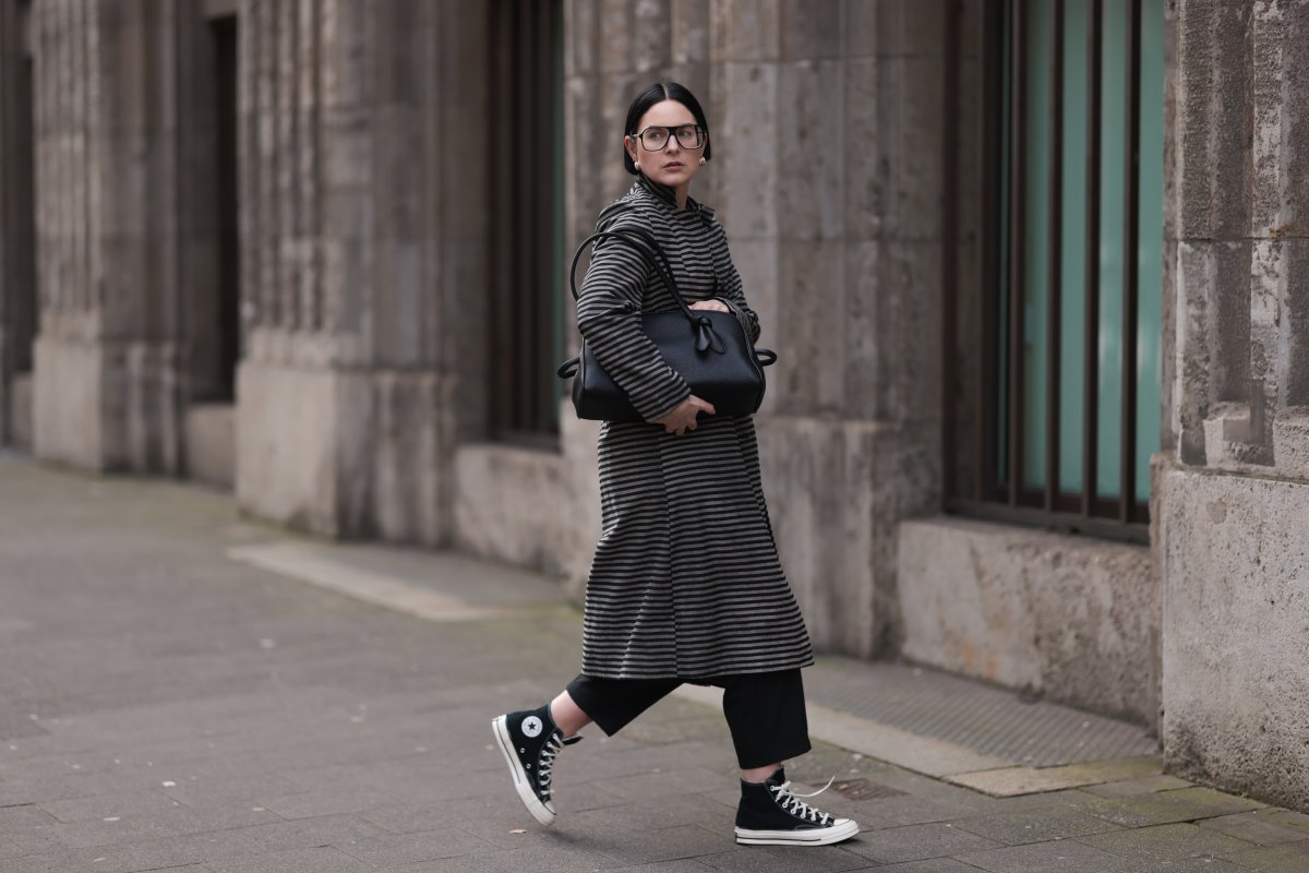 Frau in Chucks