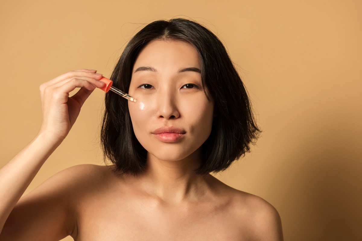 Frau trägt Serum auf