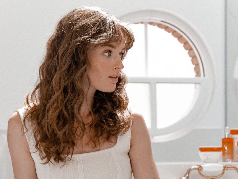 Frau mit Locken
