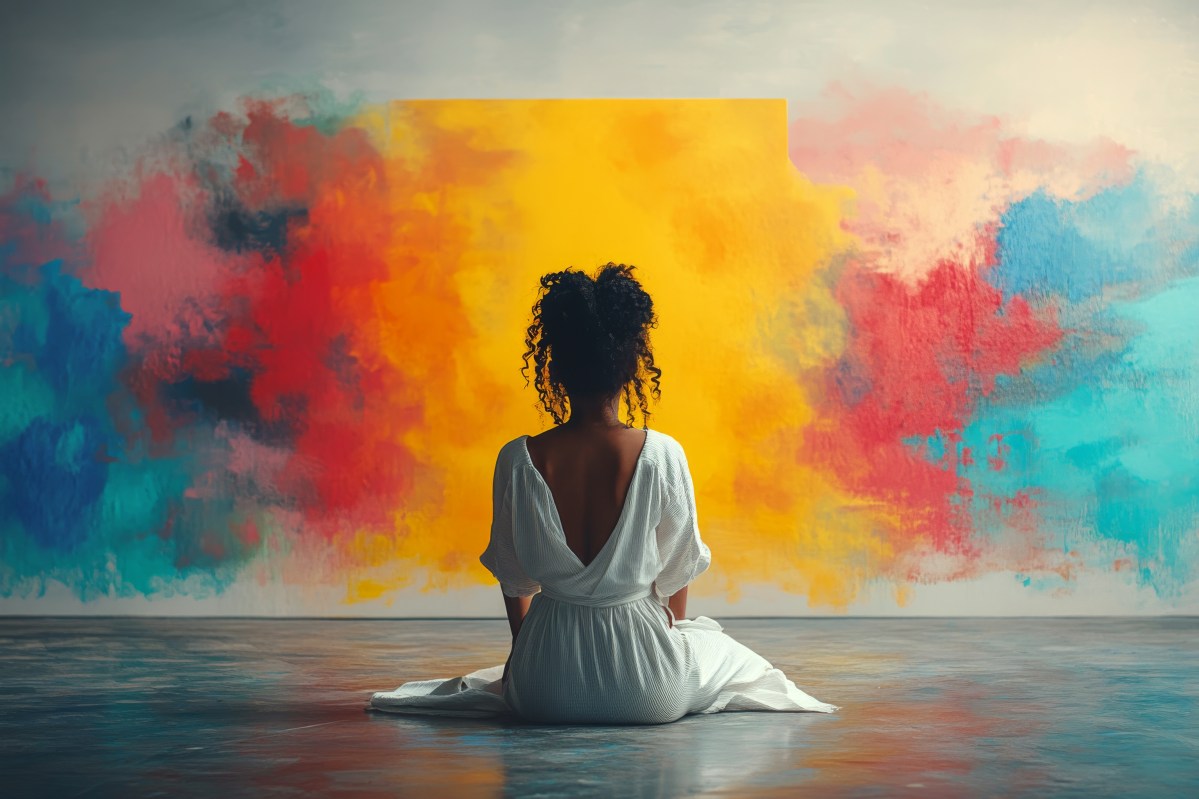 Meditation vor bunter Wand