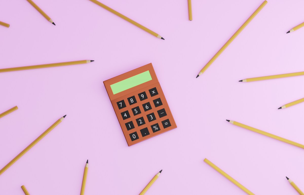 Buchhalterisches und mathematisches Konzeptbild eines roten Taschenrechners.