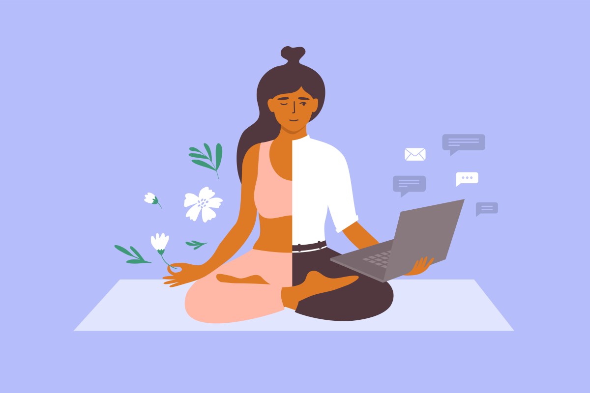 Work-Life-Balance: Geschäftsfrau meditiert auf Yogamatte, hält Laptop und Blume in der Hand.