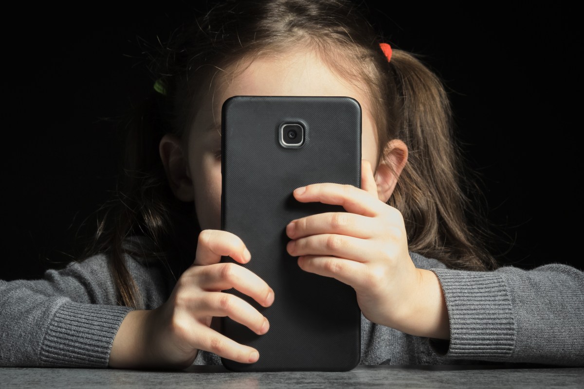Dein Kind hat ein Smartphone? Ein Experte verrät, wie du es gegen Trickbetrüger schützt.