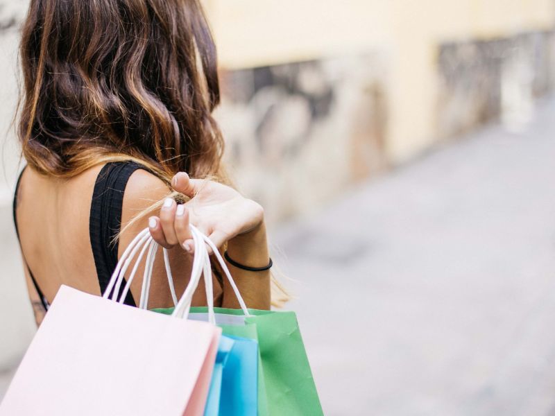 Frau geht shoppen