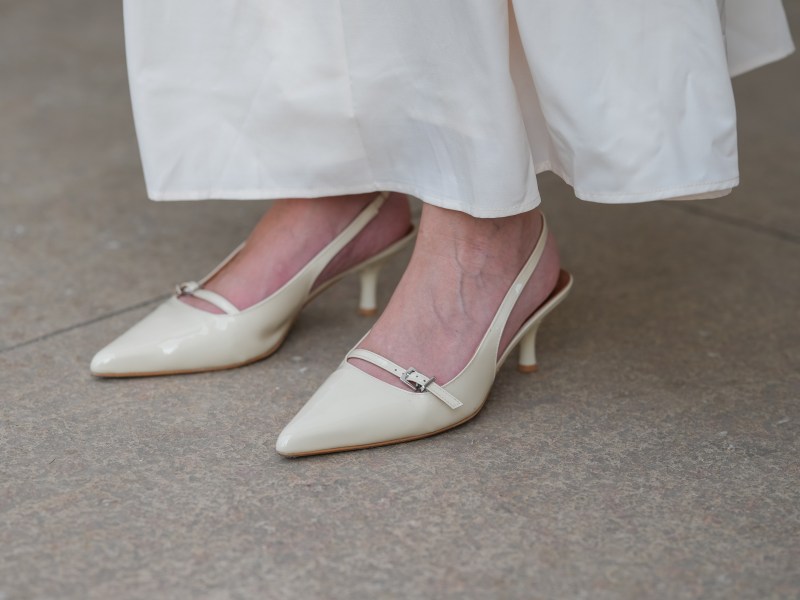 Frau trägt Slingbacks