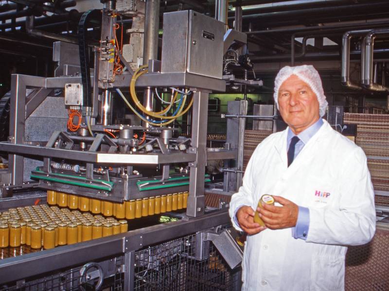 Unternehmer Claus Hipp in der Produktionshalle der Hipp Werke in Pfaffenhofen, Deutschland 2005.