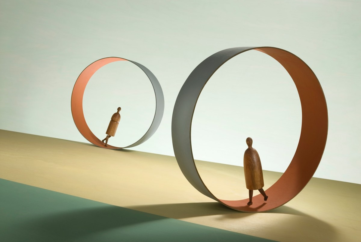 Zwei Figuren marschieren in endlosen Laufbändern.