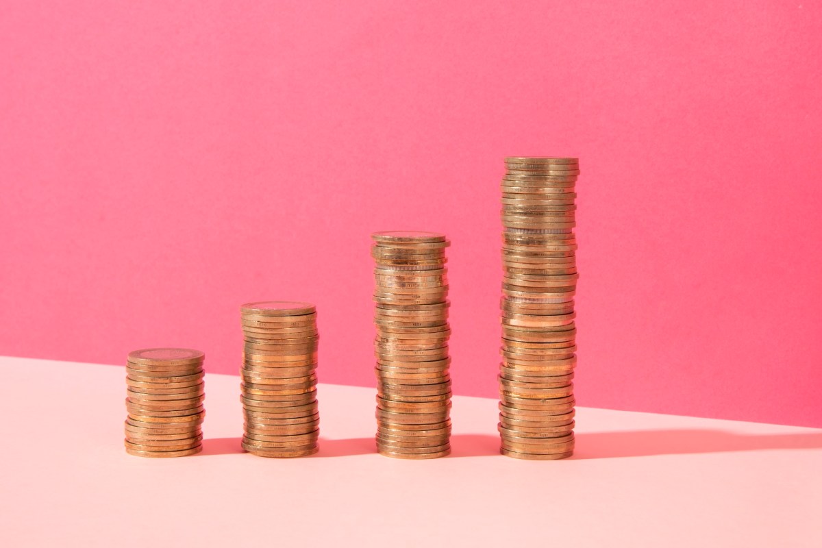 Balkendiagramm mit Münzen auf rosa Hintergrund.