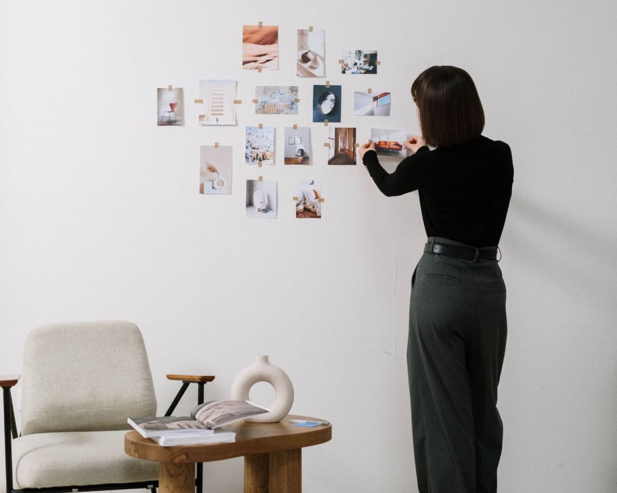 Frau mit Visionboard