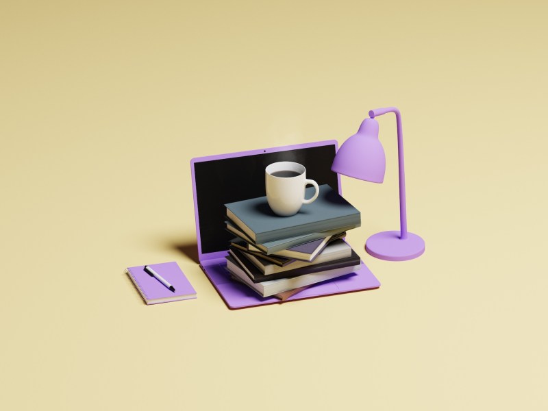 Konzeptionelles Bild eines pastellvioletten Laptops, eines Notizbuchs und einer Schreibtischlampe mit einem Stapel einfacher Bücher und einer Kaffeetasse darauf.