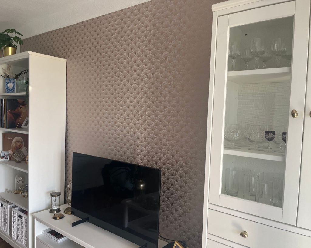 Art Déco-Tapete mit einem Fernseher davor