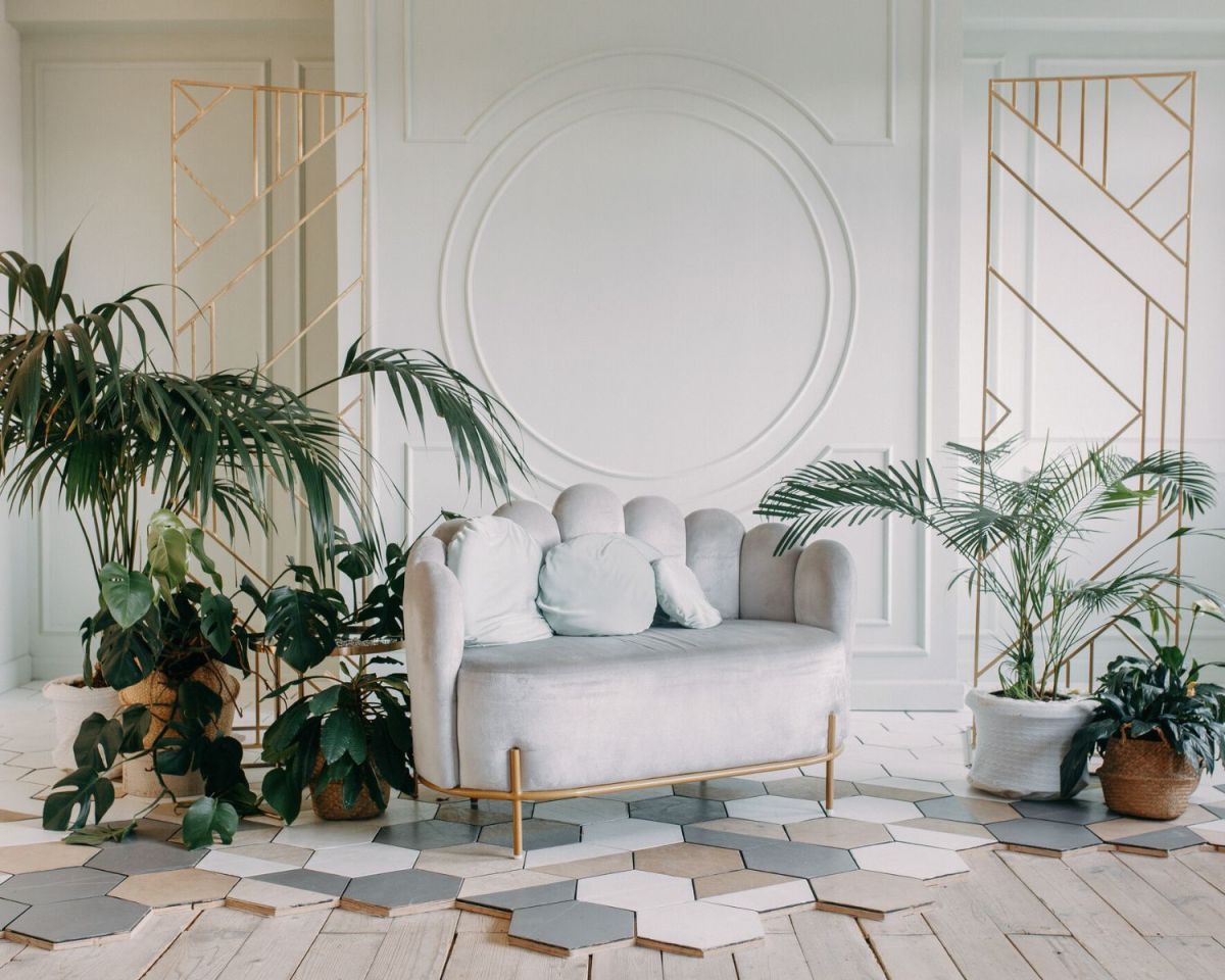 Art Déco-Wohnzimmer mit einer Couch und Pflanzen.