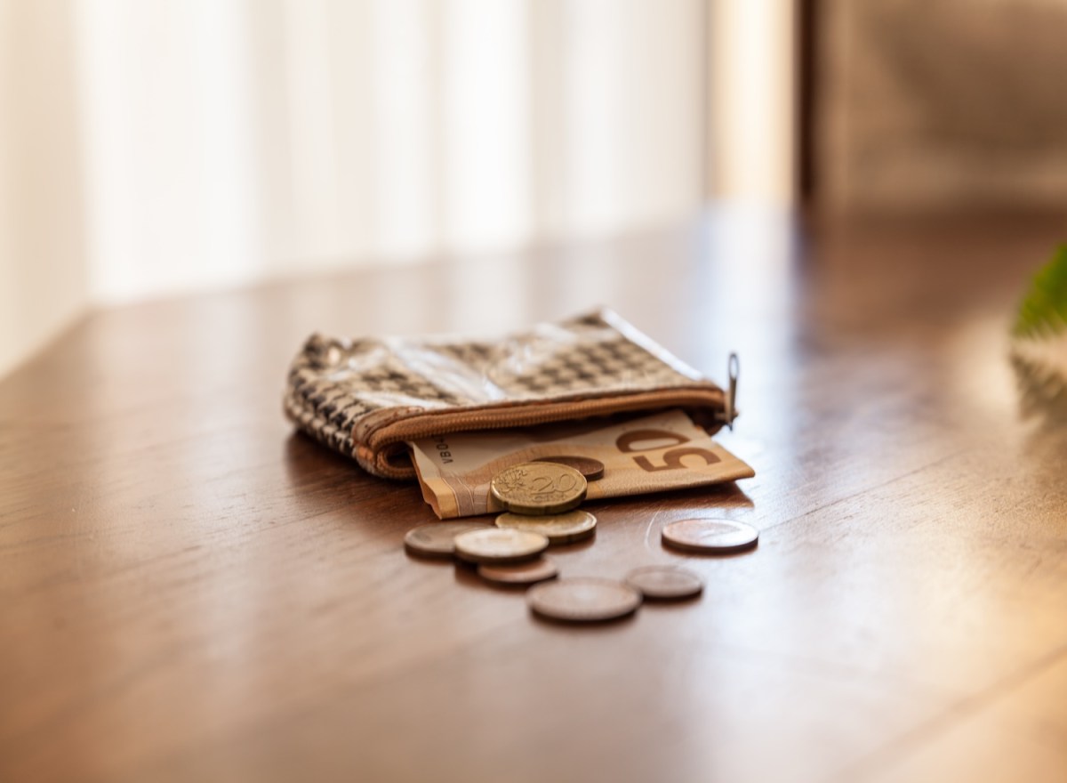 Geldbörse mit Geld auf dem Tisch.