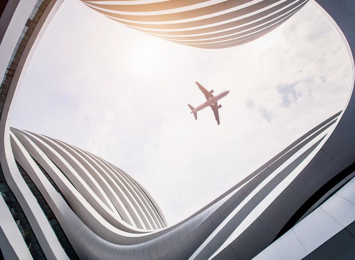 Eine Flugzeug am Himmel.