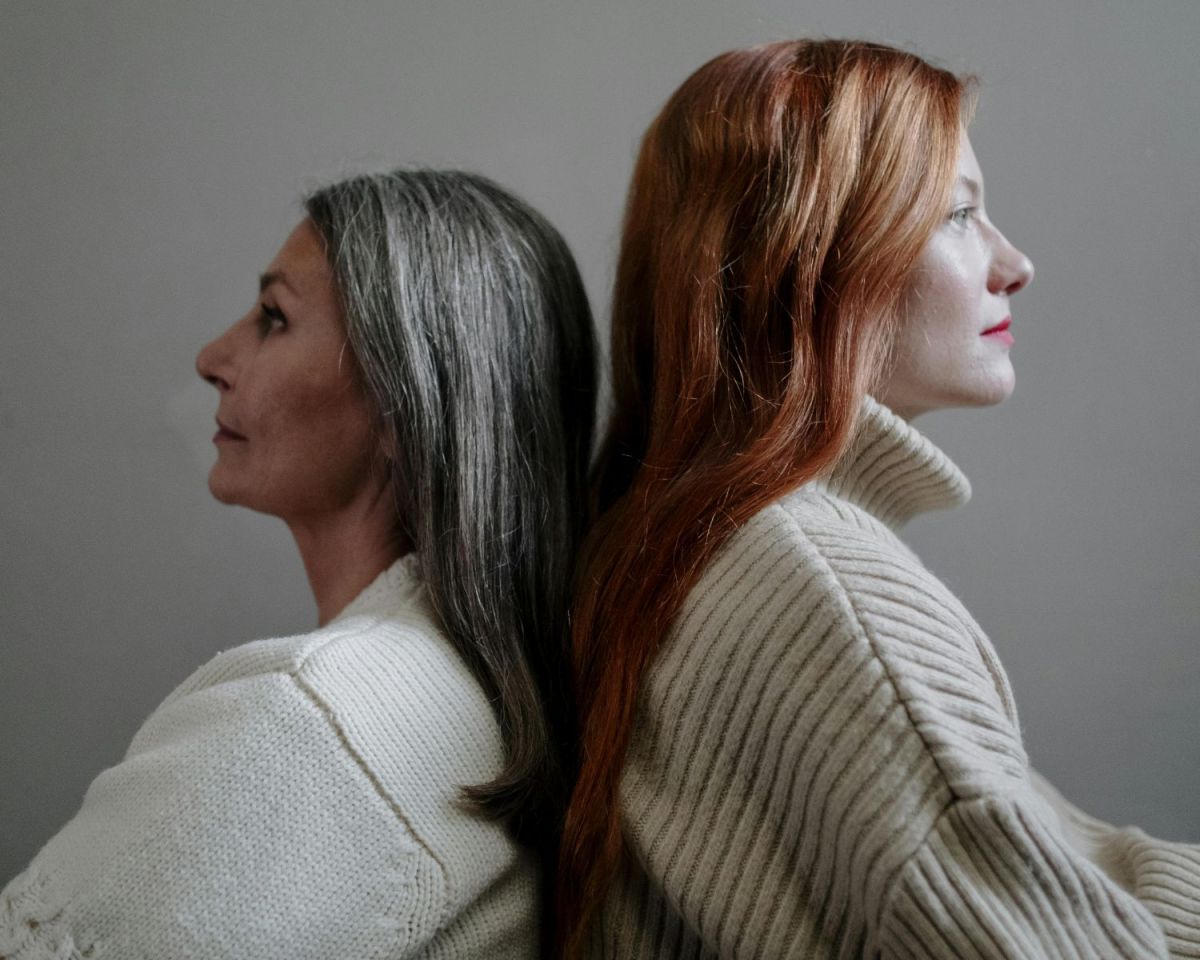 zwei Frauen Rücken an Rücken