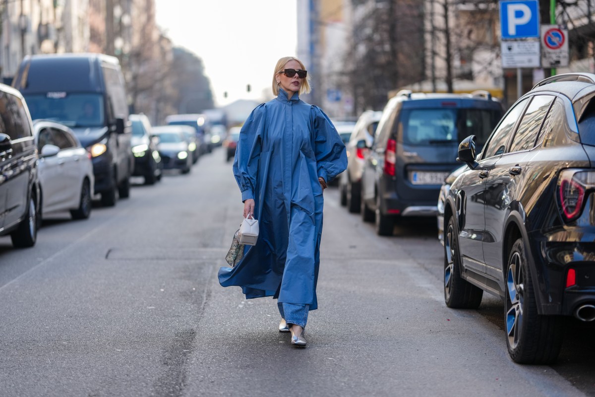 Frau trägt Jeanskleid