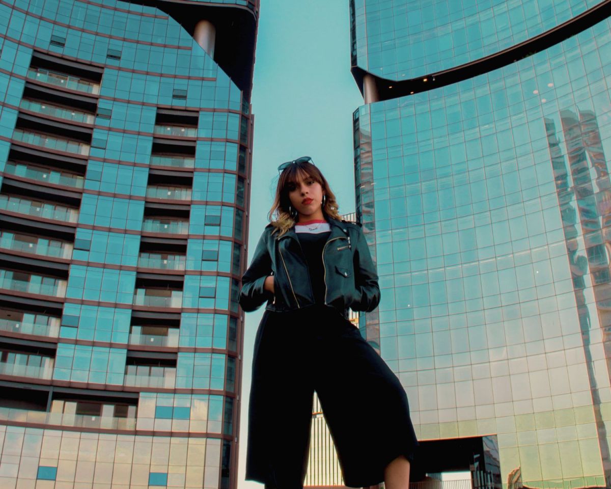 Frau vor Hochhäusern