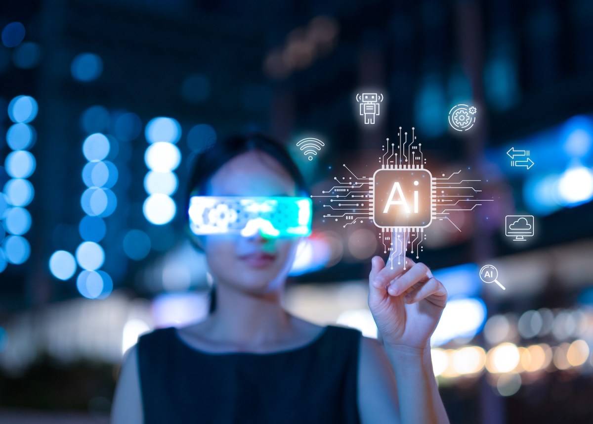 Frau, die mit künstlicher Intelligenztechnologie arbeitet.