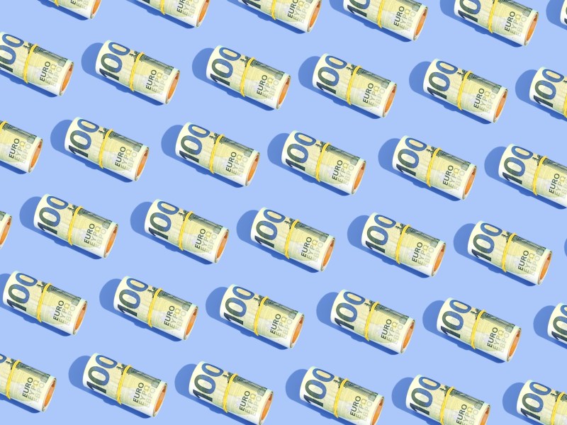Hundert-Euro-Scheine auf blauem Hintergrund.