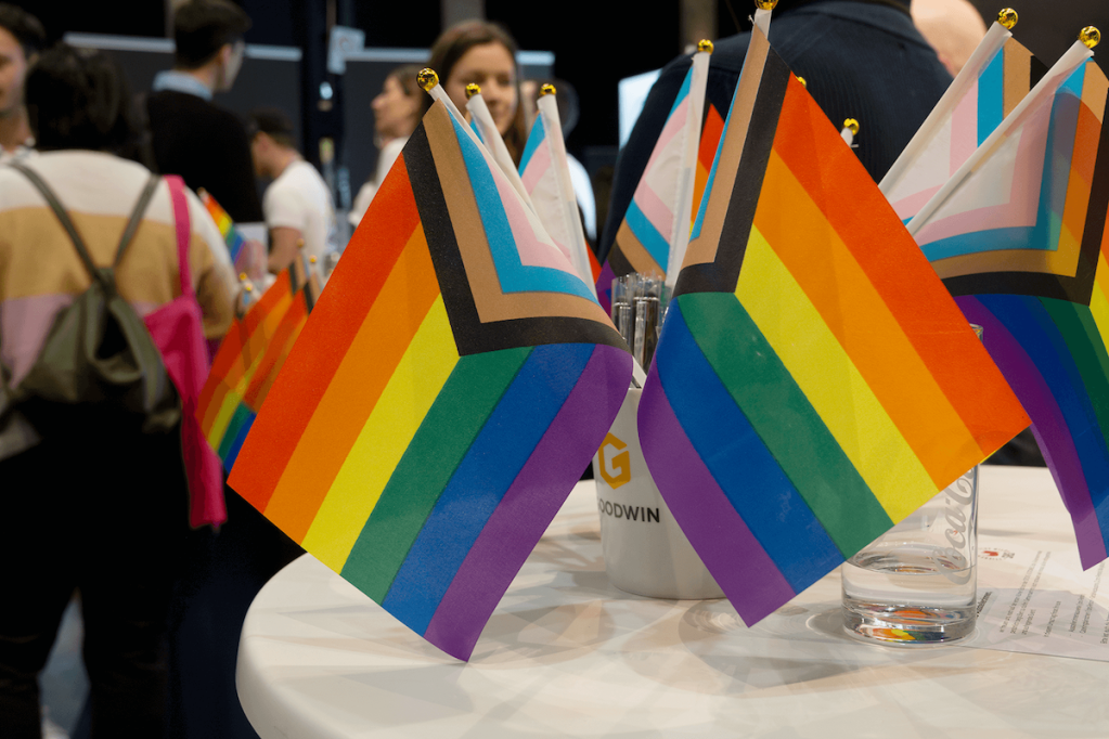 Zwei Prideflaggen
