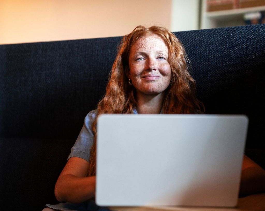 Frau KI Laptop