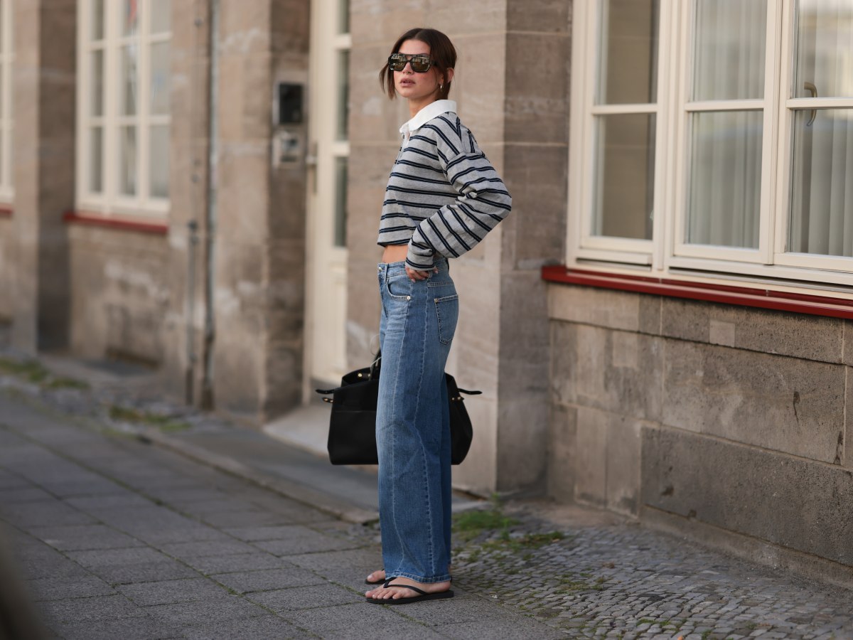 Frau trägt gerade geschnittene Jeans