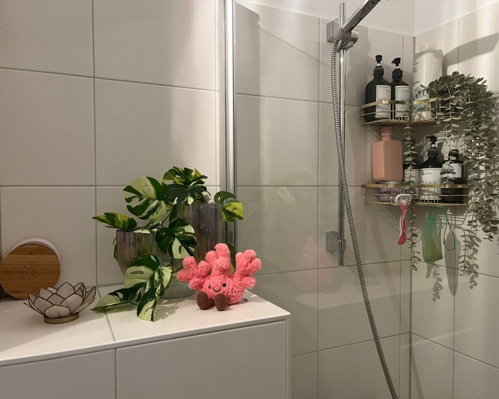 Jellycat-Koralle im Badezimmer